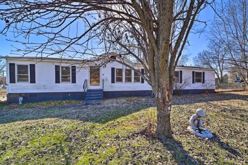 Family-Friendly Bernice Home: 2 Mi to Lake & Park!