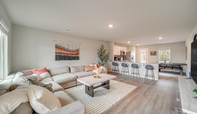 Family-Friendly, Pets Welcome: Broken Arrow Gem!