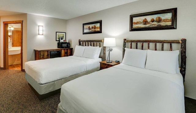 Family-Friendly Retreat w/Pool Onsite | 5.5 mi to Living History Farms