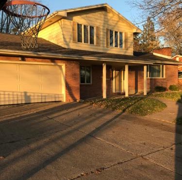 Family friendly spacious with jacuzzi & fireplace!