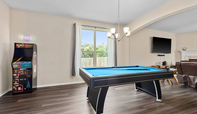 Family Home Groups Welcome! 4 min to Dtwn Pet Friendly Sleeps 12+ PPL