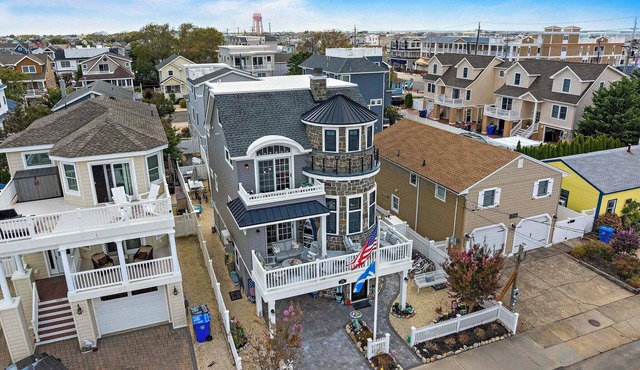 Family Home w/5 Decks! Fantasy Island Down Street