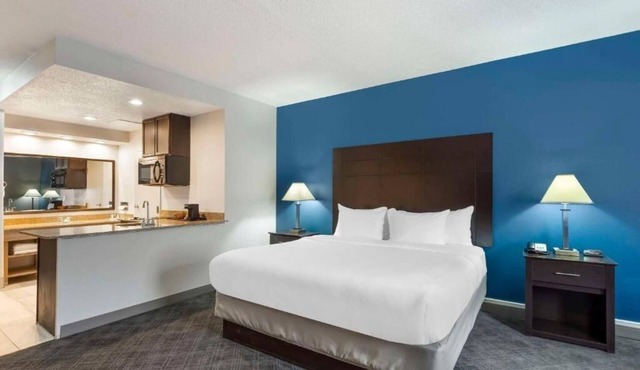 Family Stay w/Free Hot Breakfast | Near Des Plaines River Trail - 4.0 miles