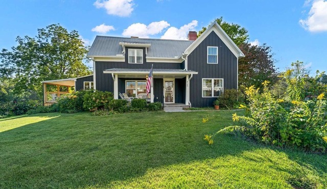 Farmhouse Escape on 13 acres Near Smokies, Pigeon Forge, Gatlinburg.