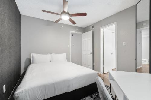 Fascinating Modern Luxe 1B in Austin Pool BBQ in Austin