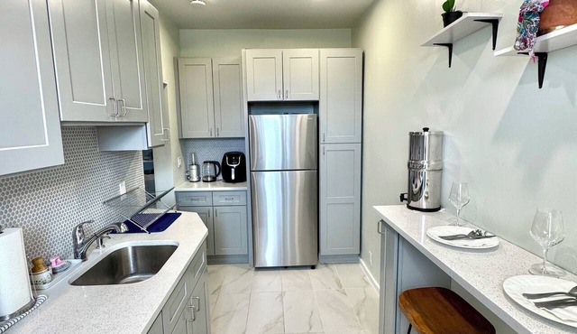 FIFA World Cup 2026 · Sunny Prewar 1BR · King Bed · Park Views · 30min NYC