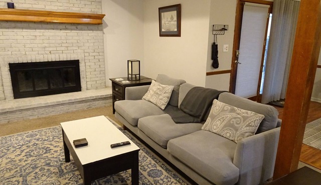 FIFA World Cup - Spacious 1-bedroom patio apartment in charming Overland Park.