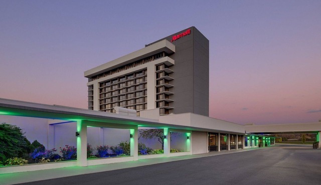 Major international sporting event Special - Sleek hotel room with king bed near Metlife Stadium in Saddle Brook
