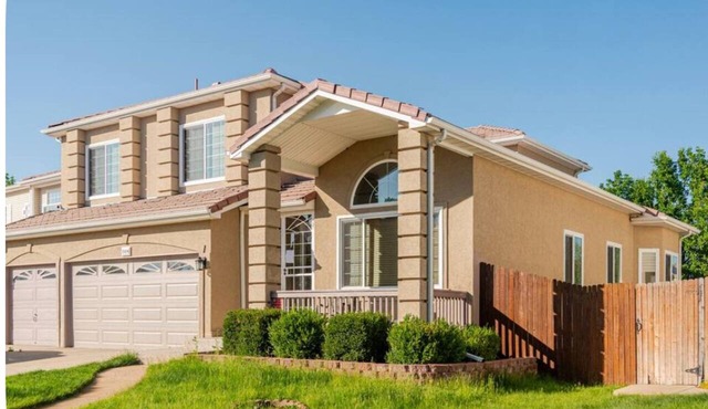 For BIB family or group. 6Bedroom luxury house.HOT TUB furnished basement