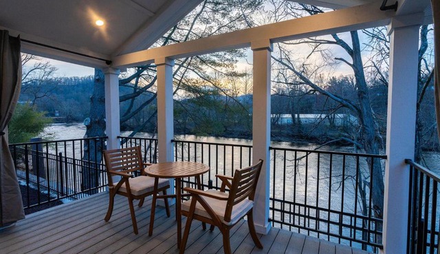 Fox River Tiny Luxury Living with River Views
