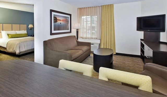 Frank H McClung Museum Tour! 3 Pet-friendly Suites w/Kitchen & FREE Parking!