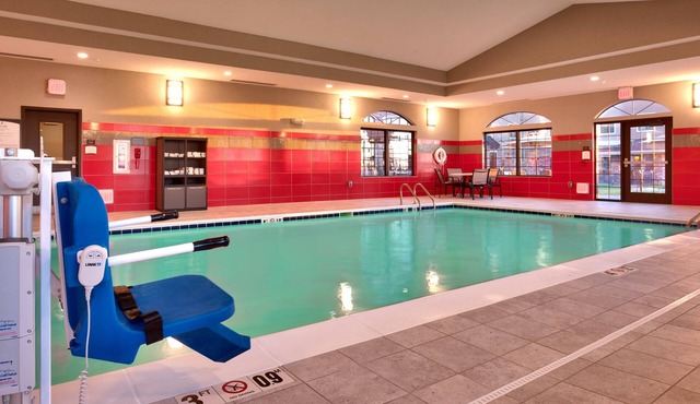Free Breakfast Buffet. Pool, Hot Tub & Gym. Great Location!