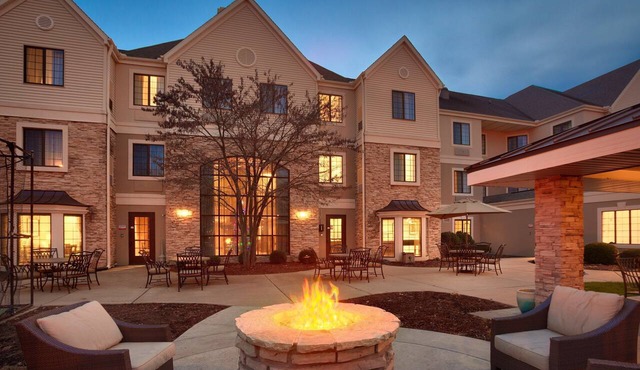 Free Breakfast. Pool & Hot Tub. Close to St. Francis Medical Center!