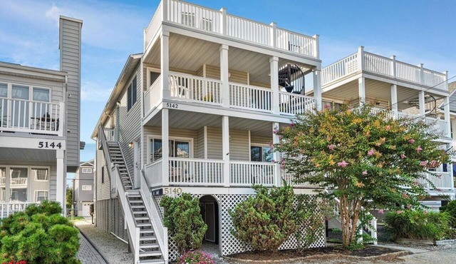 Fri-Fri available! South End Gem! 1 Block to Beach, Walk to Shops & Playground.