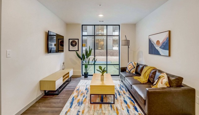 Frontdesk | 2 BR Apt near Memorial Stadium
