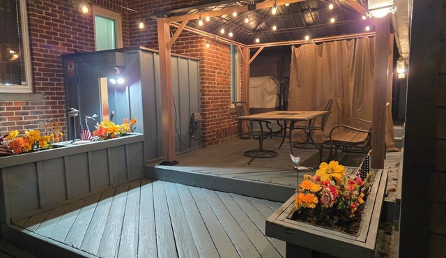 Full Apartment in Woodbridge walk to NJ Transit Train/Bus - World Cup- w Patio
