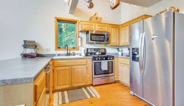 Furnished Deck & On-Site Creek: Rae Valley Cabin