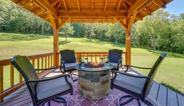 Game Room & Deck: Serene Ava Countryside Home