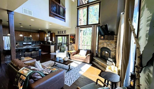 Gold Baron Lodge - Access to Pool!