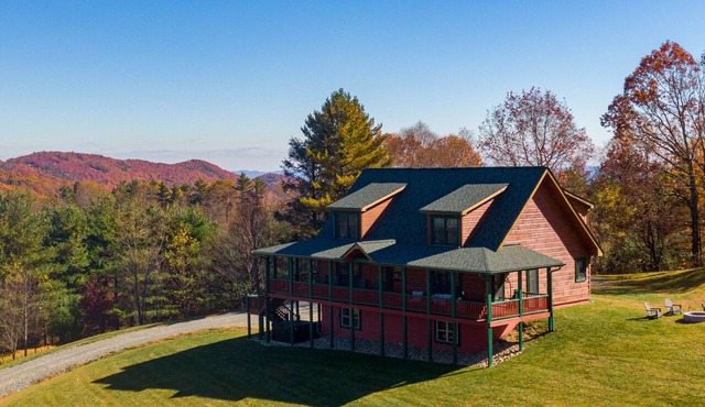 Good Medicine - 10 minutes to Boone! Long range views, hot tub, fire pit!