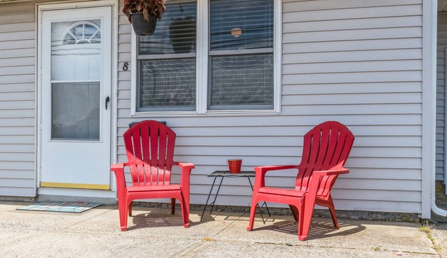 Gorgeous 1 Bedroom Condo Fully Furnished in the heart of the Shore