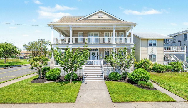 Gorgeous 5BR 3BA Home, close to beach, Town + playground; full linen service