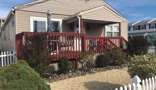 GORGEOUS BEACH HOUSE, TOP LOCATION! WALK TO BEACH, ICE CREAM, EATERIES. DOGS OK