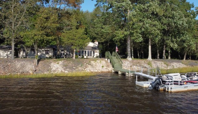 Gorgeous, Cozy Villa with breathtaking sunset views, river access and Hot Tub.