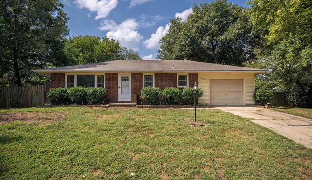 Gorgeous home with fenced in yard and garage in friendly Tonganoxie