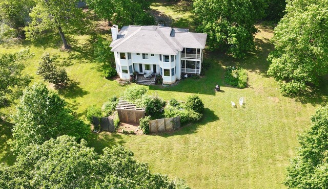 Gorgeous House w/Views. Quiet, close to C'ville & wineries