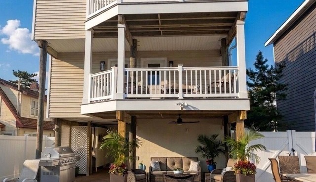 Gorgeous Oceanblock House with Heated Pool steps from beach: 4 Bedroom/2.5 Bath