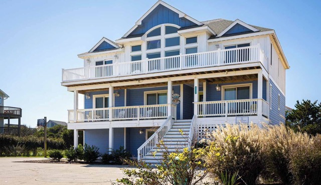 Gorgeous Semi-Oceanfront Home in Whalehead
