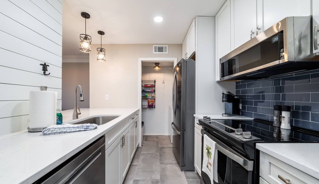 Gorgeous Sunsets on Pelican Beach! Walk to Pools! Amenity Access included! 2 Dogs - 30# max