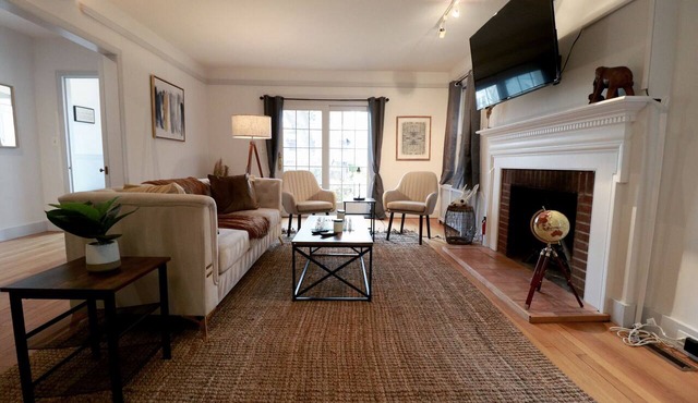 ★ GRAND MID-CENTURY HOME ★ NEAR UNIVERSITY