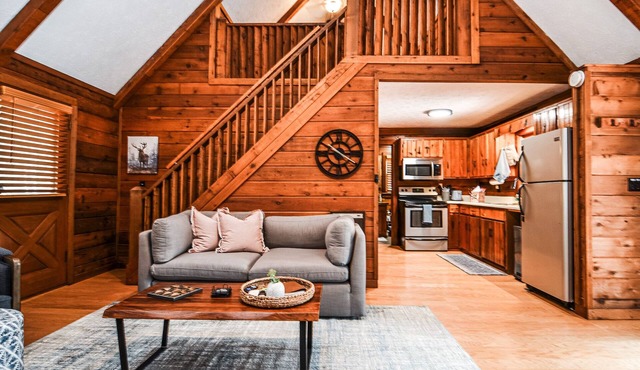 Great for Couples, Mins to BR, 1 BR+Loft 1 BA log cabin, Hot Tub, Firepit +