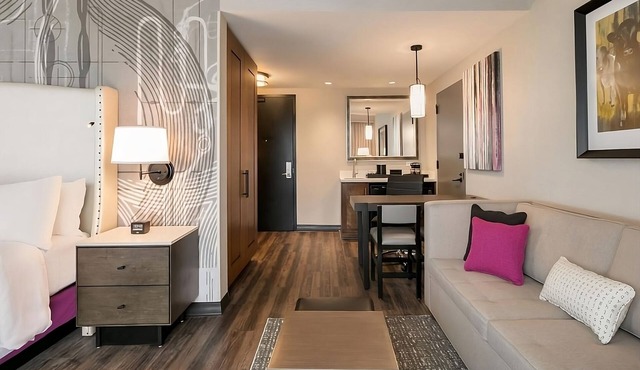 Great Location! 4 Comfortable Units, Indoor Pool, Free Breakfast, Parking!
