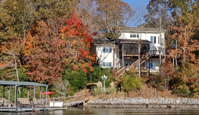 Great Multi-Generation Vacation Home on Beautiful Lake Keowee! in Salem