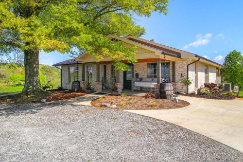 Great Outdoor Space: 'Margy's Farmhouse' in Jasper