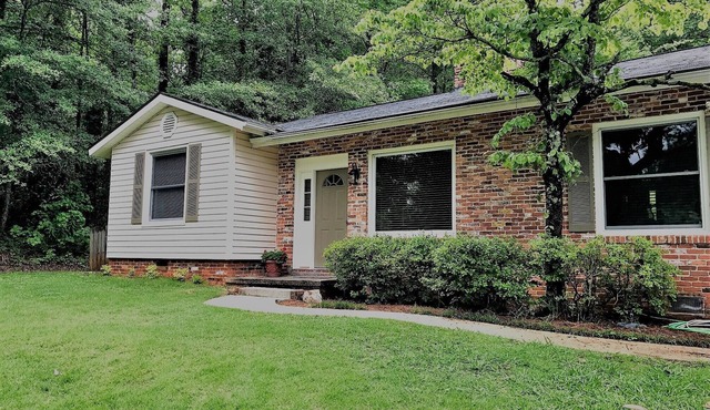 "Guesthouse" Cozy private home with a custom golf putting green!