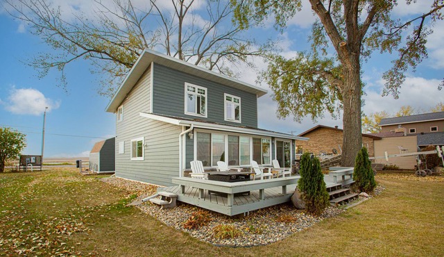 Happy Home 4 bedroom cabin on Lake Kampeska