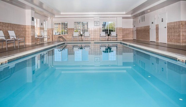 Hearing-Accessible Suite Nr DEN | Free Breakfast