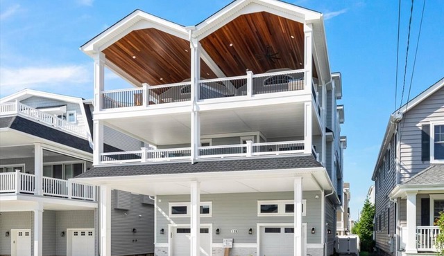 Heated Pool, Elevator, Laricks Exclusive!