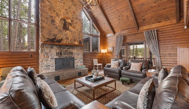 Heaven’s Gateway – Luxury Retreat with Hot Tub & Sauna