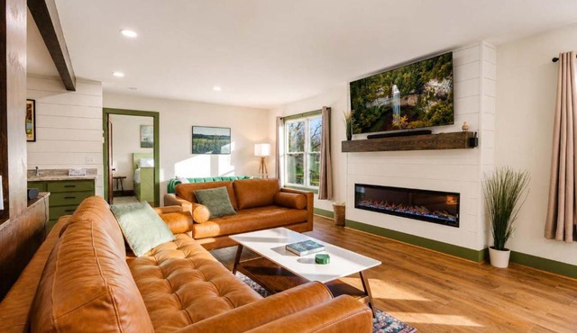 Hemlock Haven - Fall Creek Falls Escape -Sleeps 16
