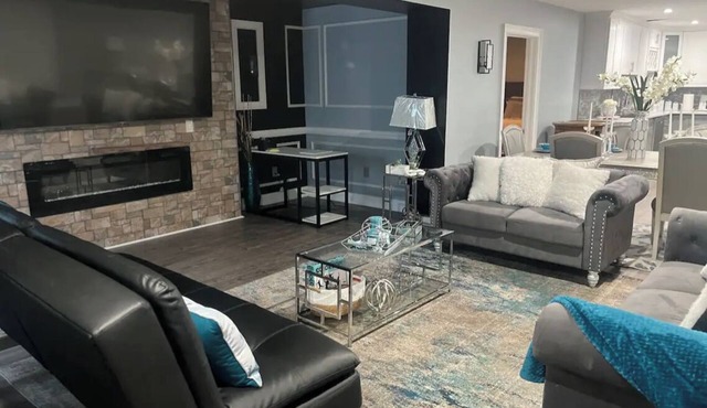 Hidden Gem, 8 person condo in Newark with WiFi, AC, hot tub, near UD.