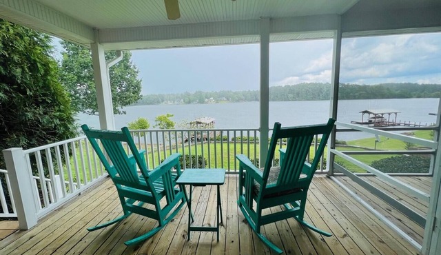 Hidden Lake Paradise Cottage, pet friendly, with Sunrise Views and a Loft