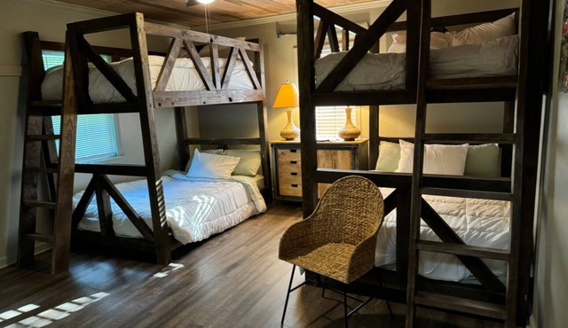 Hideaway house! Cute cute! - Pet friendly!