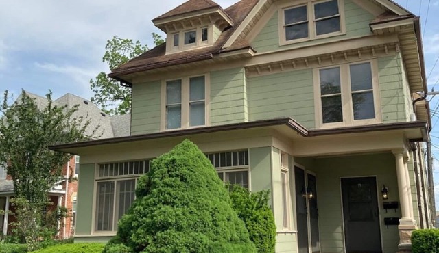 Historic Gem/Steps to Main St. & Mississippi River/3-Season Room