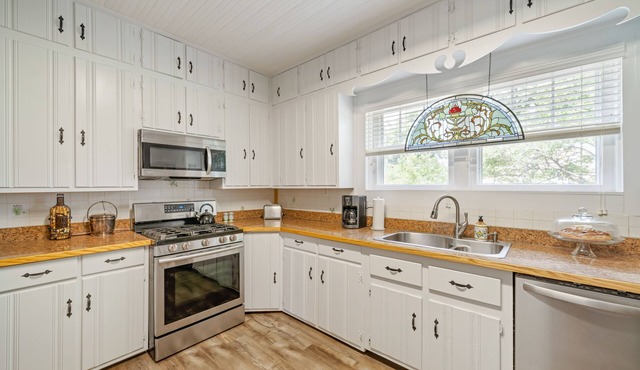 Historic home in downtown Jasper with shaded patio, grill, mountain views & AC