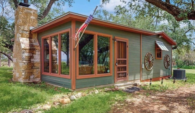 Historic lakefront & wildlife haven with firepit & gas grill - minutes to water